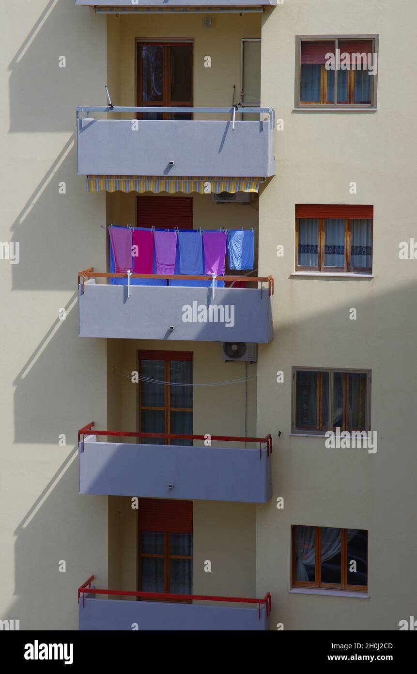 Balcone con panni colorati che si stendono ad asciugare Foto Stock