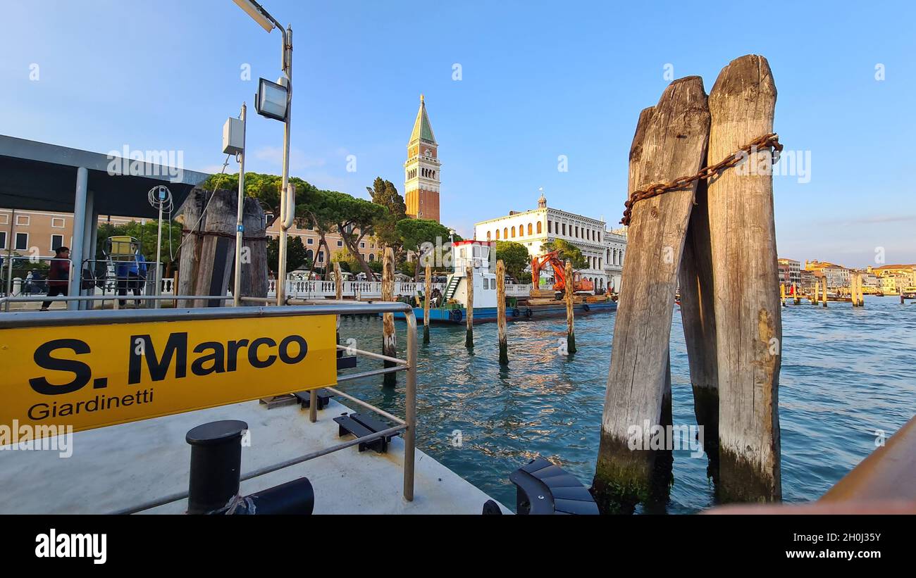 Fermata del bus per il vaporetto a Venezia. San Marco al canale grande. Piazza San Marco dietro l'angolo Foto Stock