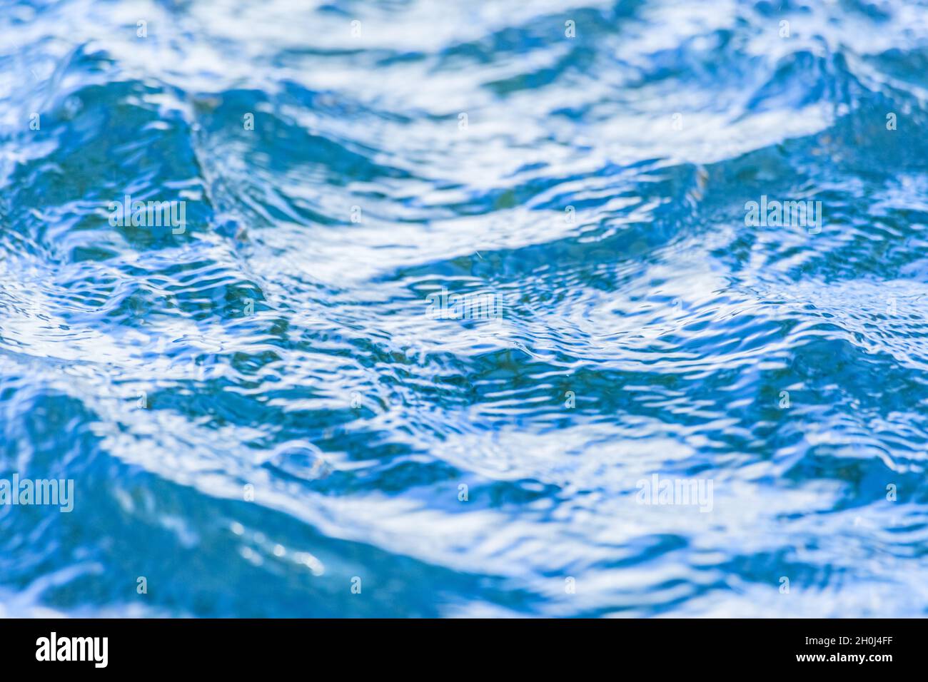 Le onde azzurre su una superficie d'acqua. Foto Stock