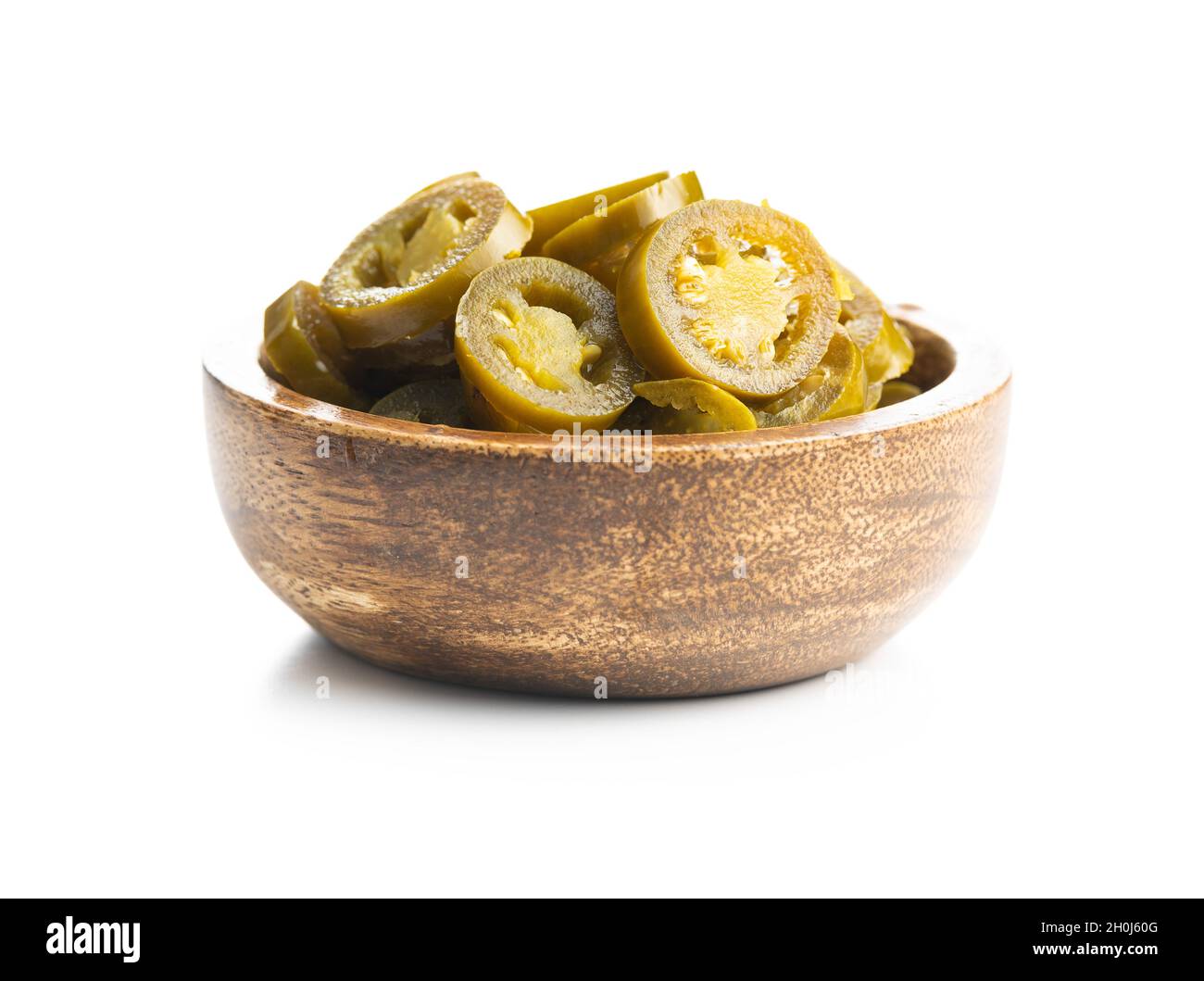 Jalapeno affettato in recipiente. Peperoni verdi jalapeno islated su sfondo bianco. Foto Stock