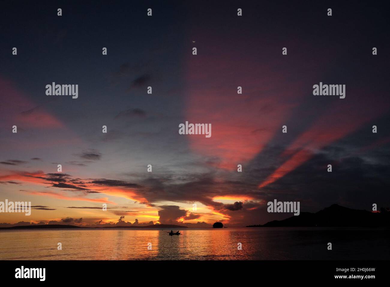 Scena di pescatori durante il tramonto nel Sulu-an conosciuta come l'isola più orientale delle Filippine. Foto Stock