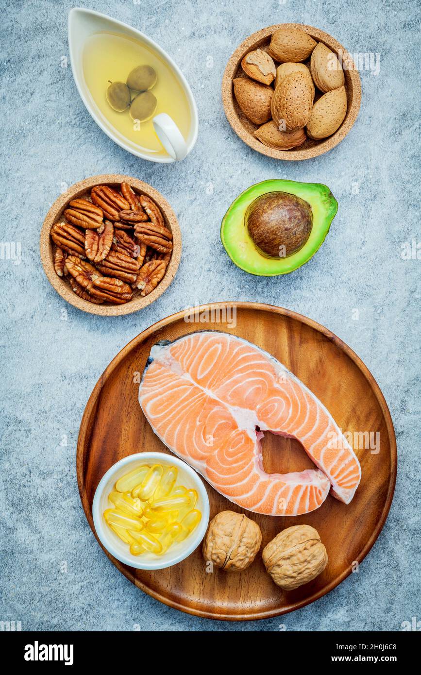 Selezione di fonti alimentari di omega 3 e di acidi grassi insaturi. Super alimenti ad alto contenuto di omega 3 e grassi insaturi di alimenti sani. Almond ,pecan ,nocciole,noce Foto Stock