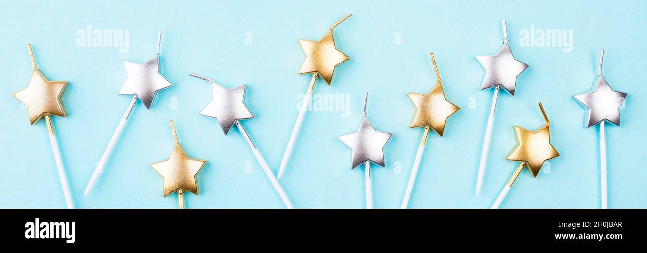 vista dall'alto candele di compleanno a forma di stella Foto Stock