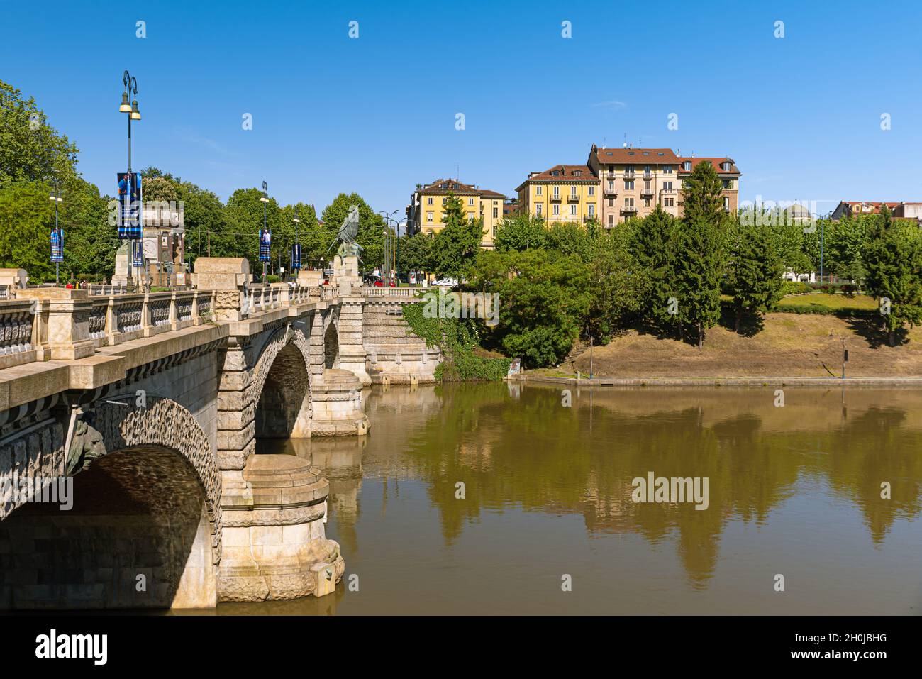 Torino, Italia. 12 maggio 2021. Il ponte Umberto i sul po visto da corso Moncalieri. Foto Stock