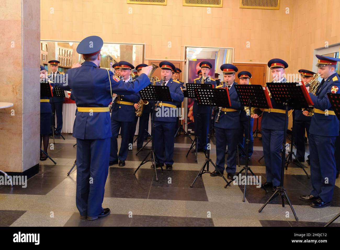 L'Orchestra di Rossvardia accoglie gli ospiti del festival nella lobby della Sala Concerti di Rossiya. La finale del festival culturale e sportivo del Distretto Centrale delle truppe della Guardia Nazionale Russa si è svolta nel complesso sportivo di Luzhniki. Foto Stock