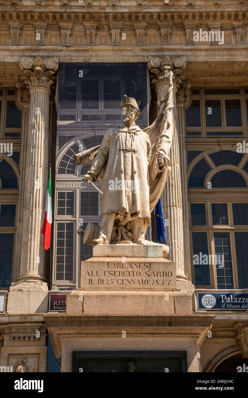 Torino, Italia. 12 maggio 2021. Statua raffigurante un soldato dell'esercito sardo del 1800 con una bandiera italiana di fronte a Palazzo Madama in Piazza Foto Stock