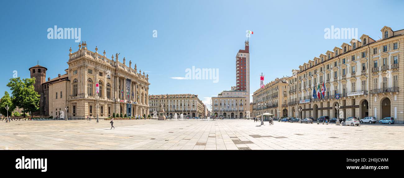 Torino, Italia. Maggio 12, 2021. Vista panoramica di Piazza Castello con Palazzo Madama sulla sinistra, Torre Littoria al centro, e sede del palazzo Foto Stock