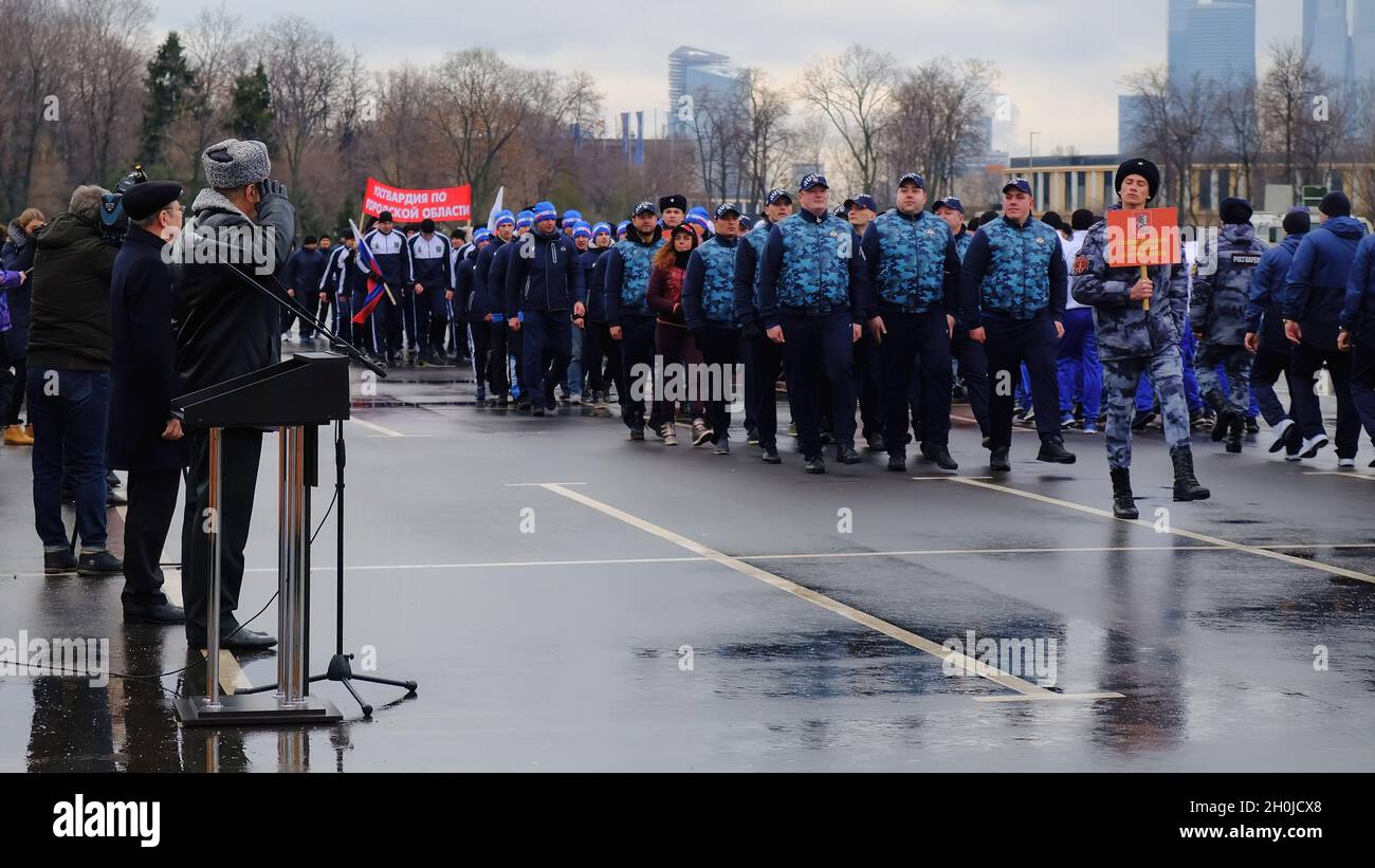 Mosca, Russia. 23 Mar 2019. Il comandante del Distretto Centrale della Guardia Nazionale, Generale Igor Golloyev, riceve la sfilata dei partecipanti al festival. La finale del festival culturale e sportivo del Distretto Centrale delle truppe della Guardia Nazionale Russa si è svolta nel complesso sportivo di Luzhniki. (Foto di Mihail Siergiejevicz/SOPA Imag/Sipa USA) Credit: Sipa USA/Alamy Live News Foto Stock