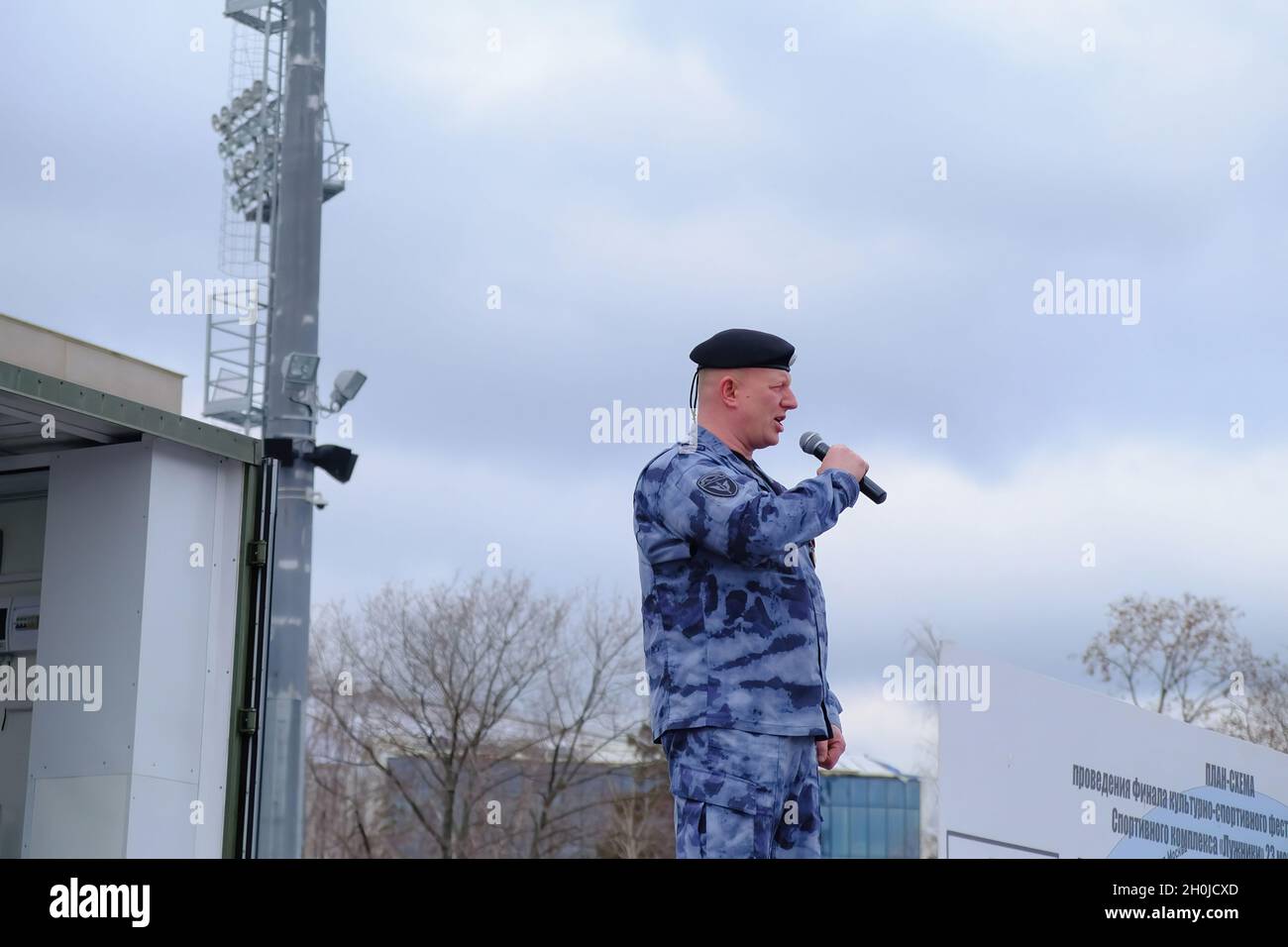 Mosca, Russia. 23 Mar 2019. L'ufficiale dell'OMON (polizia di sommosse) esegue canzoni patriottiche per gli ospiti del festival. La finale del festival culturale e sportivo del distretto centrale delle truppe della Guardia Nazionale Russa si è svolta nel complesso sportivo Luzhniki. (Foto di Mihail Siergiejevicz/SOPA Imag/Sipa USA) Credit: Sipa USA/Alamy Live News Foto Stock