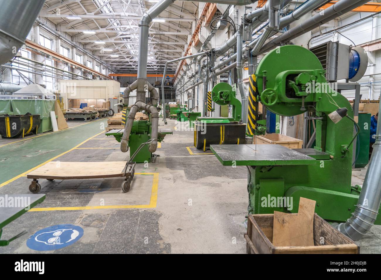 Officina interna di fabbrica con pile di legno per la realizzazione di stampi e macchine utensili da carpenteria. Foto Stock