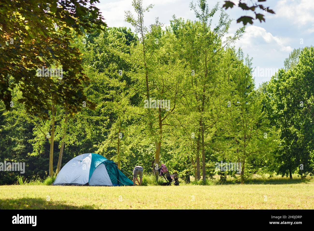 Torino, Italia. 6 giugno 2021. Vista sul Parco della Pellerina dove un uomo si diverte a creare una tenda da campeggio. Foto Stock