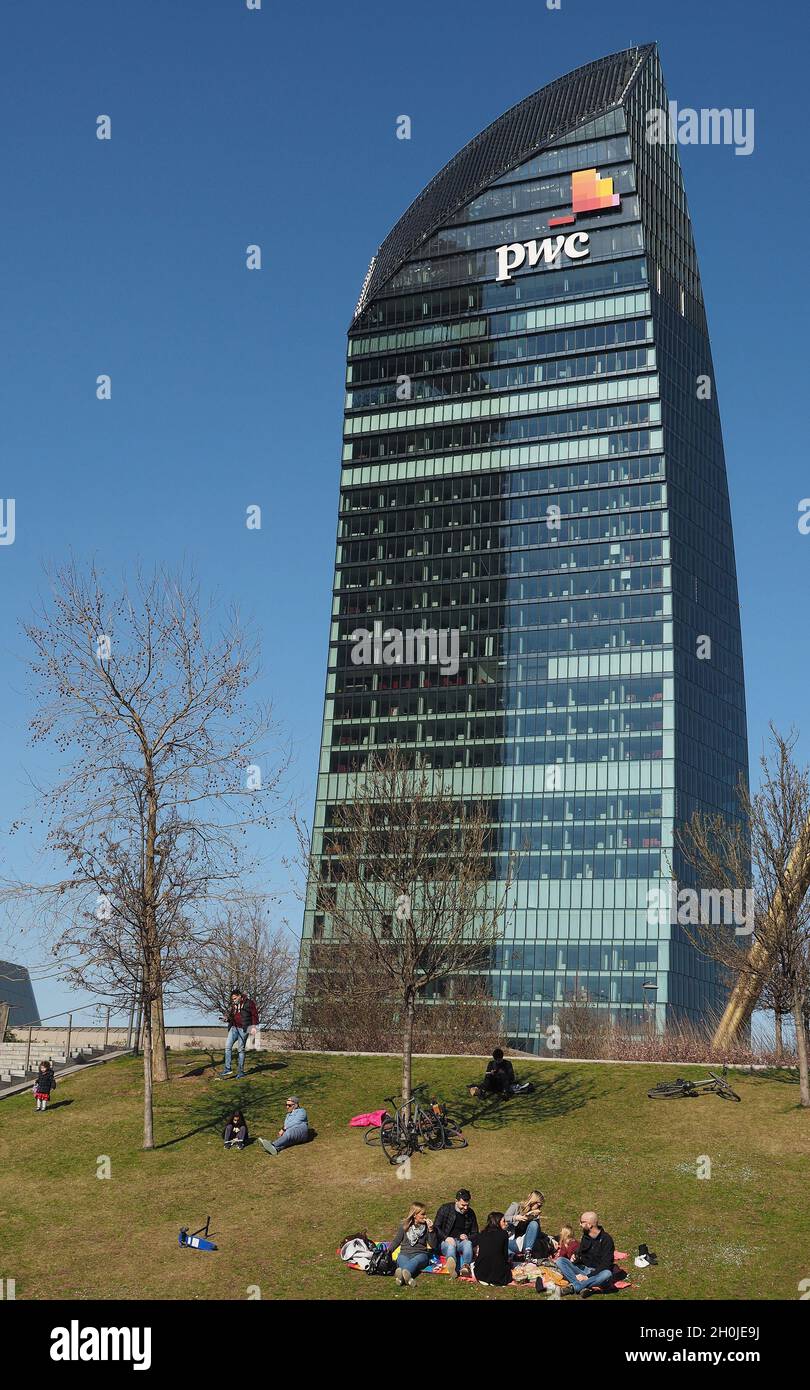 Europa, Italia, Lombardia, Milano - City Life, quartiere tre Torri., il Curvo: Torre PWC (Arco. Daniel Libeskind) Foto Stock