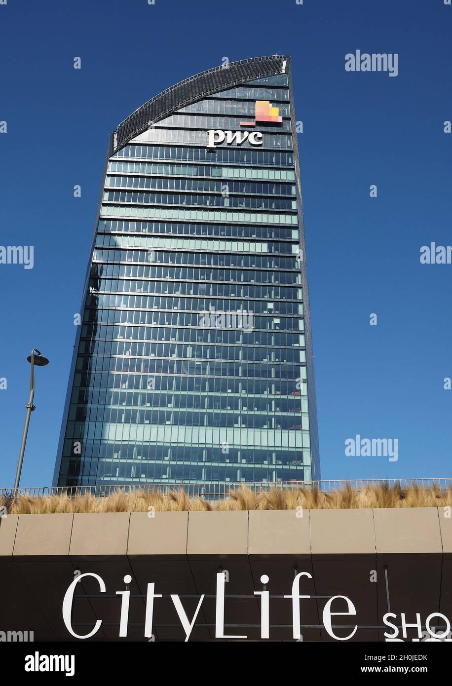 Europa, Italia, Lombardia, Milano - City Life, quartiere tre Torri., il Curvo: Torre PWC (Arco. Daniel Libeskind) Foto Stock