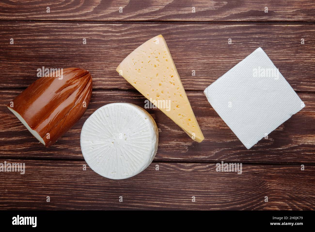 vista dall'alto di diversi tipi di formaggio su sfondo rustico in legno Foto Stock
