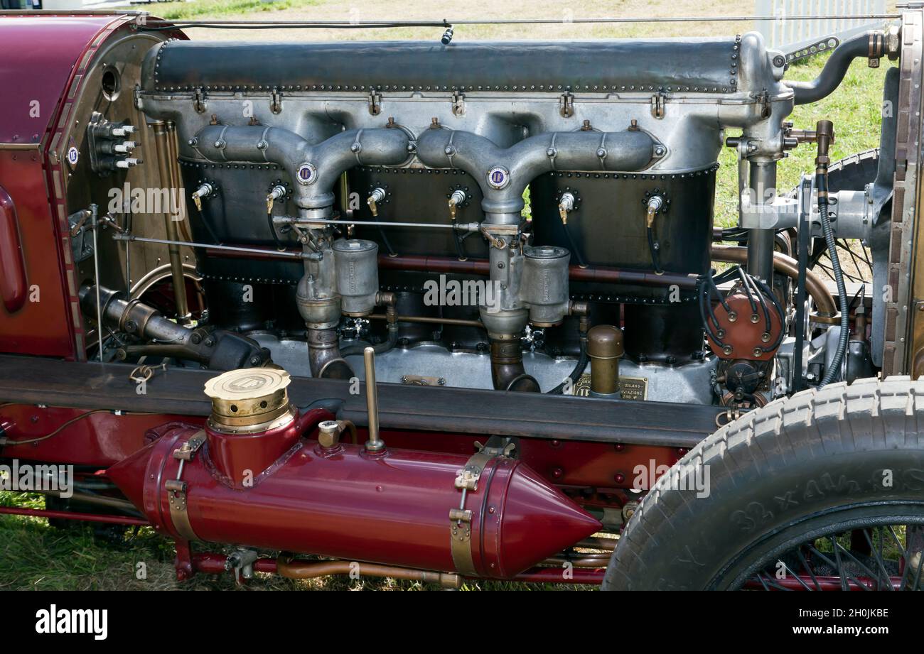 Primo piano del motore Isotta Fraschini da 16.5 litri, sei cilindri, di un Airship WW1, in una Fiat 1905, in mostra al London Classic Car Show 2021 Foto Stock