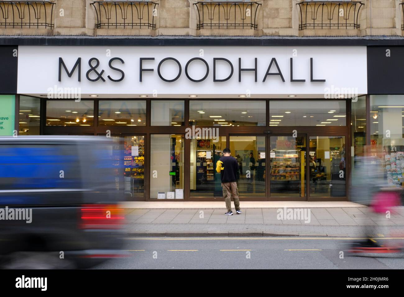 Bristol, Regno Unito. 13 ottobre 2021. Dopo la negoziazione nel quartiere commerciale di Broadmead dal 1952, il negozio Marks and Spencer chiuderà a gennaio 2022. Un portavoce dell'azienda ha detto che le abitudini di shopping stanno cambiando", quindi l'azienda sta esaminando come meglio servire i propri clienti. Credit: JMF News/Alamy Live News Foto Stock