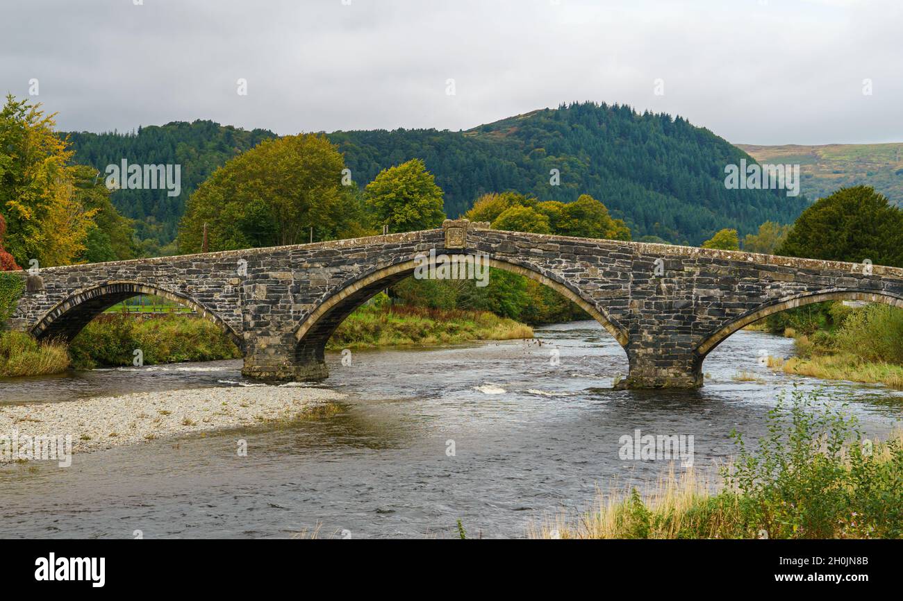 Il Pont fawr a 3 campate (ponte grande, ponte Llanrwst) sul fiume Conwy, noto anche come ponte scuotente, che vibra quando il parapetto viene colpito Foto Stock