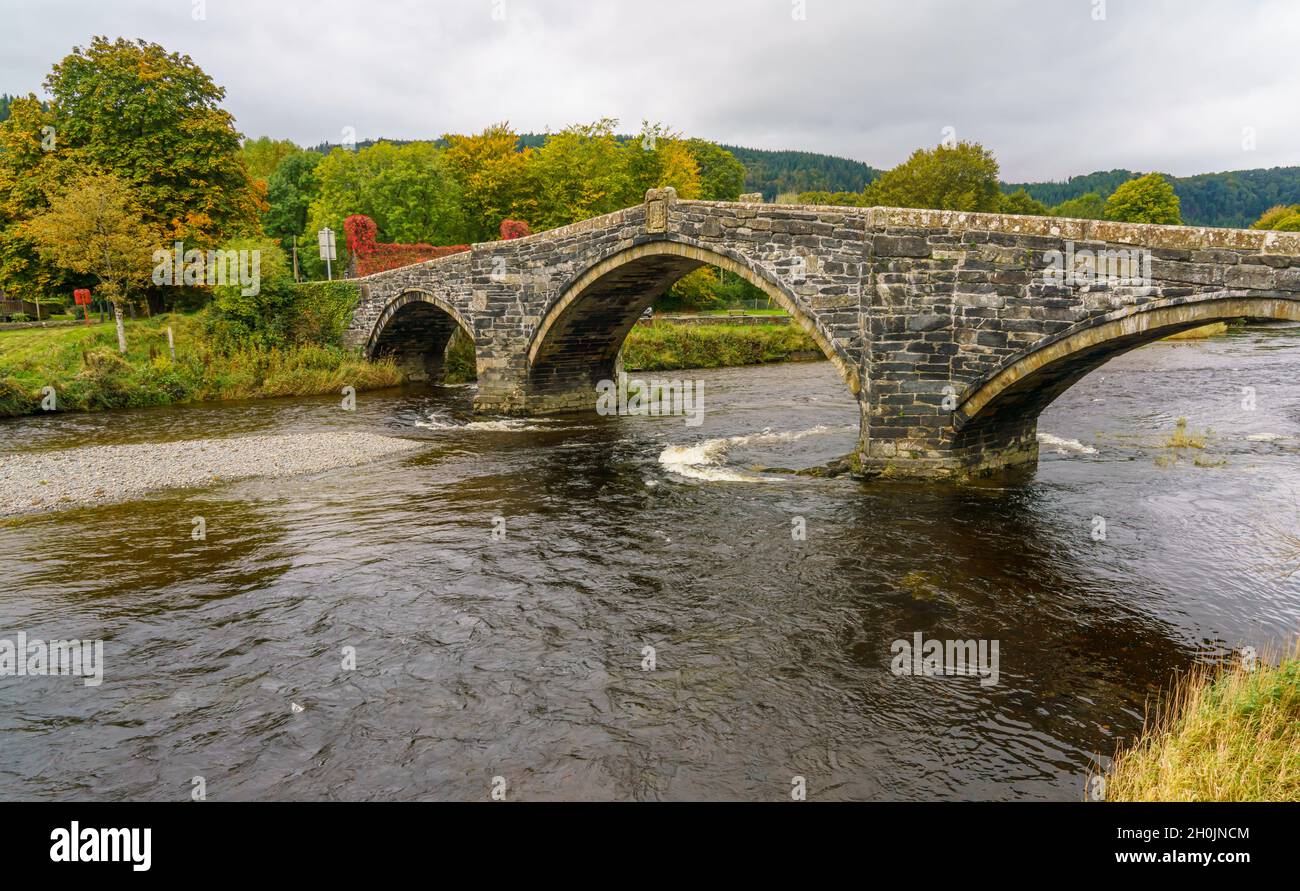 Il Pont fawr a 3 campate (ponte grande, ponte Llanrwst) sul fiume Conwy, noto anche come ponte scuotente, che vibra quando il parapetto viene colpito Foto Stock
