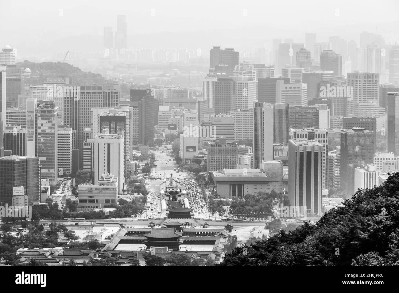 Seoul, Corea del Sud - 23 giugno 2017: Vista del Palazzo Gyeongbokgung e Piazza Gwanghwamun dal Monte Baegak Foto Stock