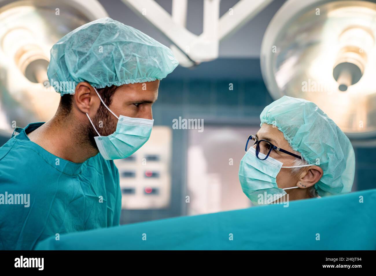 Concetto di salute, medicina e pandemia. Medici, operatori medici che lavorano in un ospedale. Foto Stock