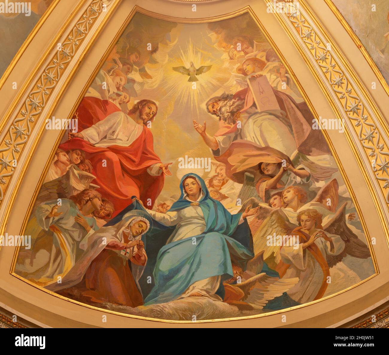 ROMA, ITALIA - 29 AGOSTO 2021: Affresco della Santissima Trinità con la Vergine Maria e la Beata Anna Maria Taigi nella chiesa Basilica di san Crisogono Foto Stock