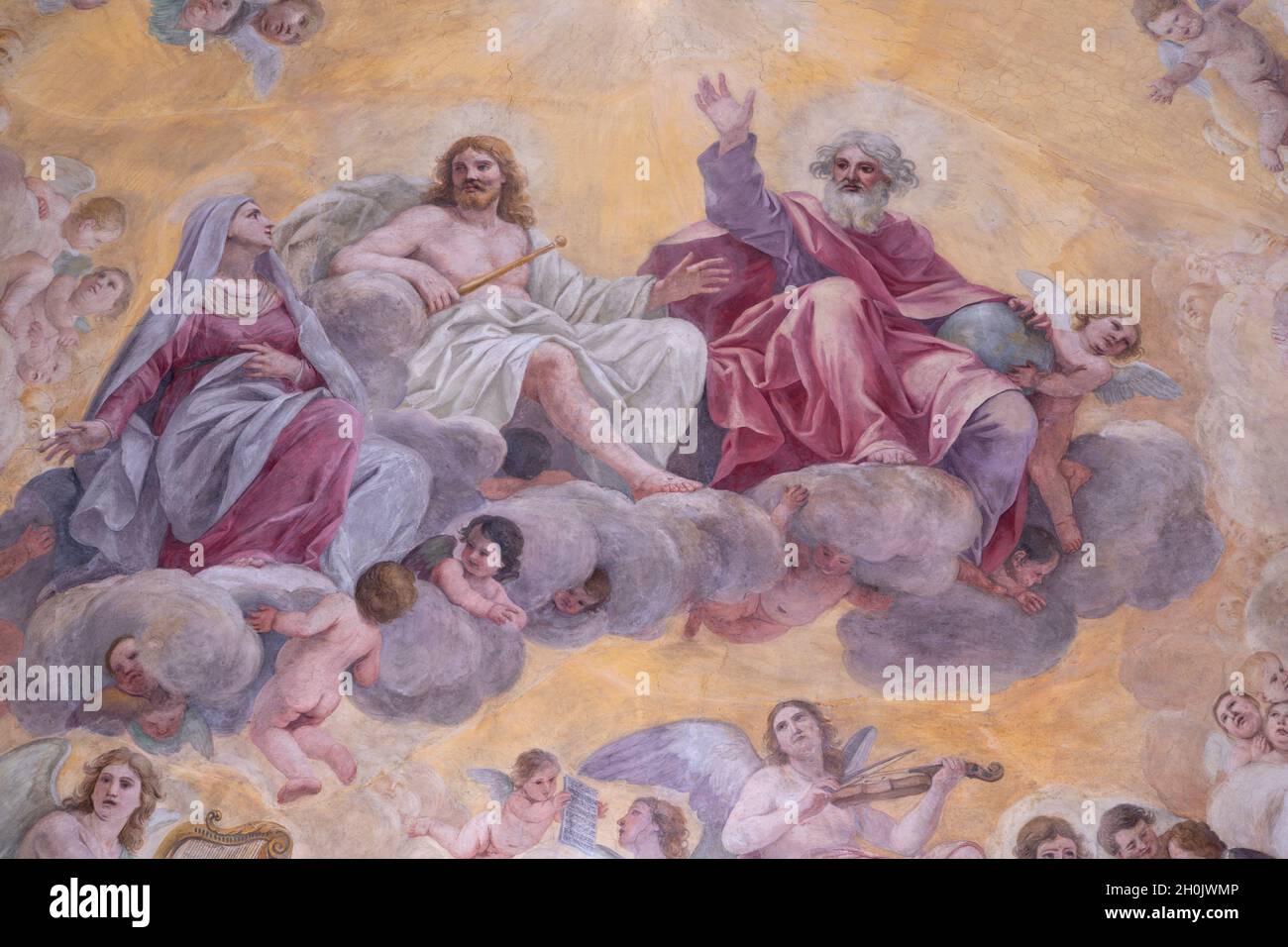 ROMA, ITALIA - 29 AGOSTO 2021:affresco della Santissima Trinità con la Vergine Maria e gli angeli nella chiesa Basilica di san Crisogono di Giacinto Gimignani Foto Stock