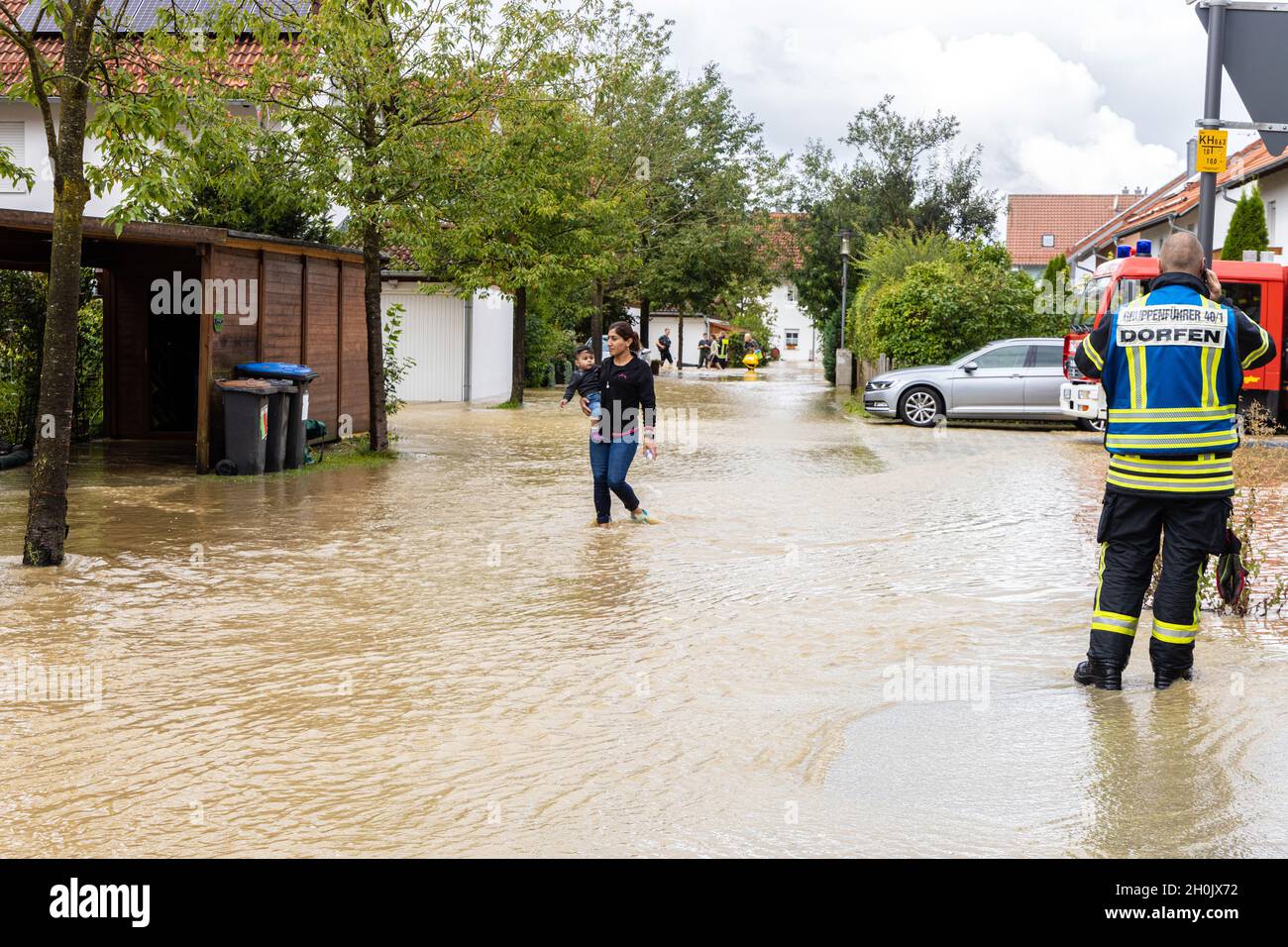 Piccolo torrente di prati alluvione di una proprietà immobiliare dopo piogge pesanti, Germania, Baviera, Isental, Dorfen Foto Stock