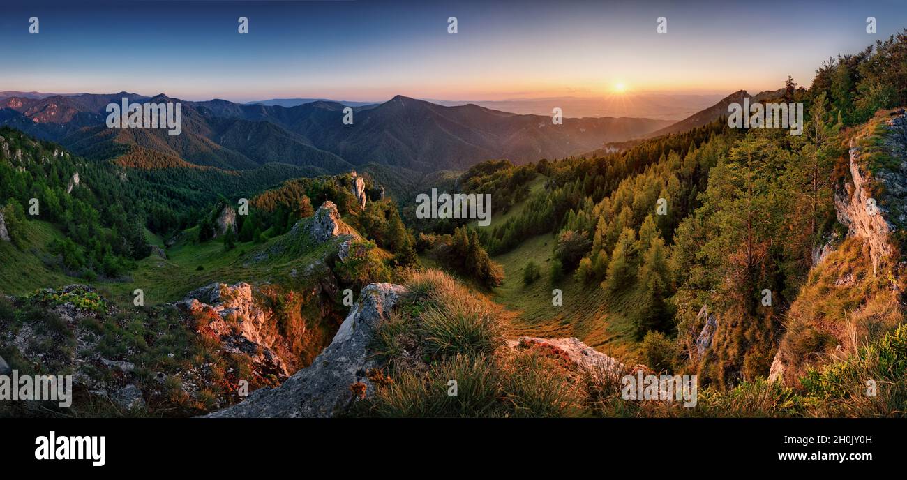 Paesaggio montano con foresta situato nella catena montuosa di Velka Fatra nella regione Turiec, Slovacchia. Foto Stock