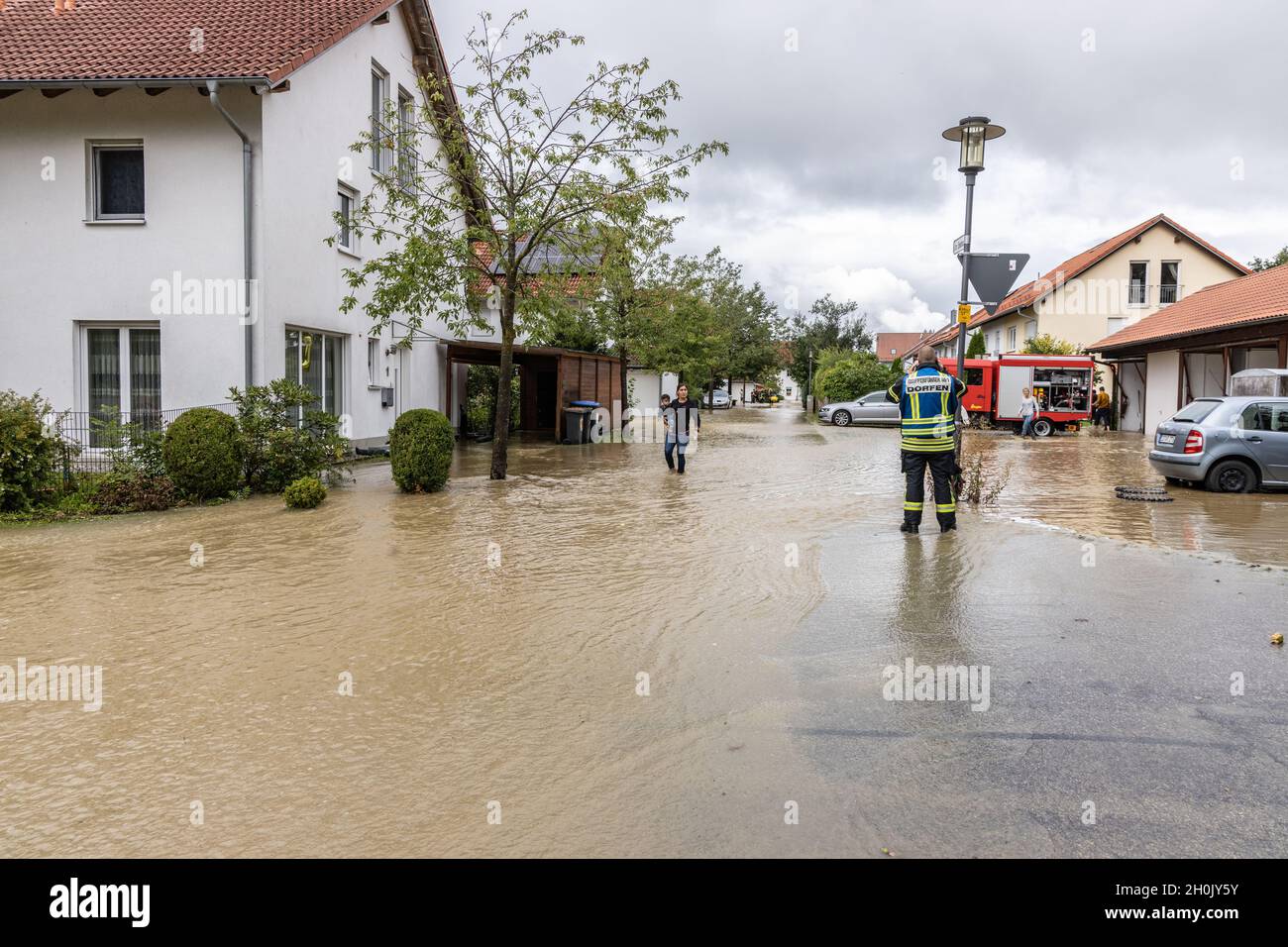 Piccolo torrente di prati alluvione di una proprietà immobiliare dopo piogge pesanti, Germania, Baviera, Isental, Dorfen Foto Stock