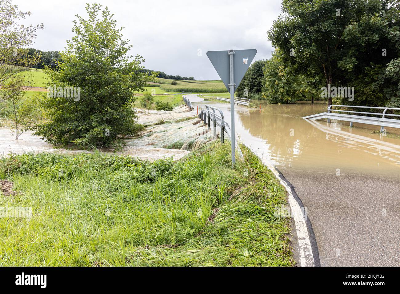 Piccolo torrente di prati alluvione di una strada, cambiamento climatico, Germania, Baviera, Isental, Dorfen Foto Stock