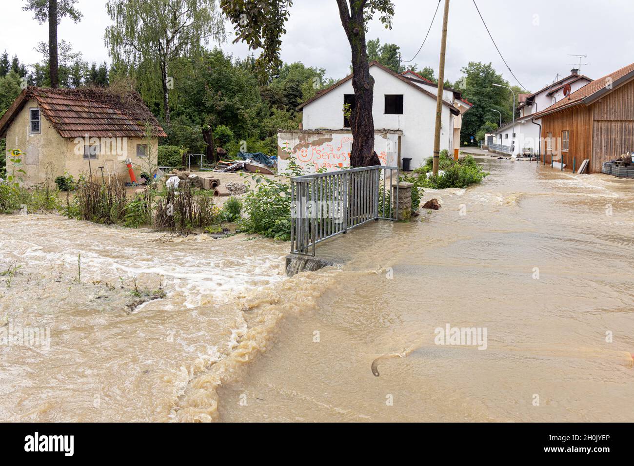 Il piccolo torrente di prati allaga un piccolo villaggio dopo forti piogge, Germania, Baviera, Isental, Dorfen Foto Stock