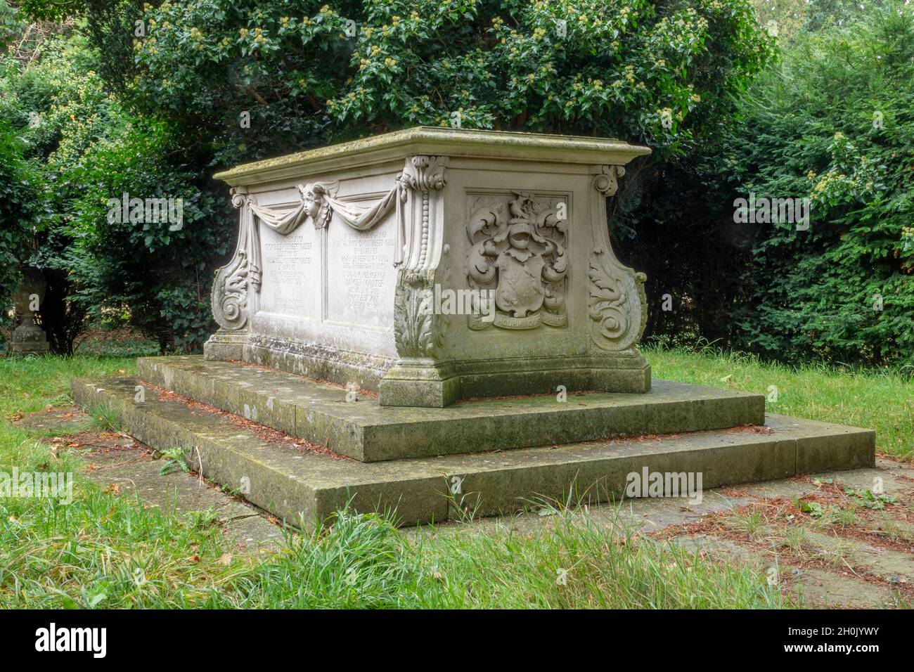 Tomba di Sir William Cuthbert Quilter, Santa Maria la Vergine Chiesa, Bawdsey, Suffolk, East Anglia Foto Stock