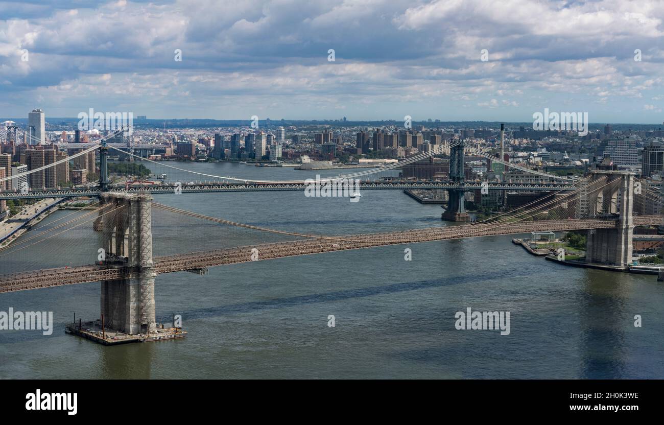 Ponte di Brooklyn e ponte di Manhattan East River New York City USA Foto Stock