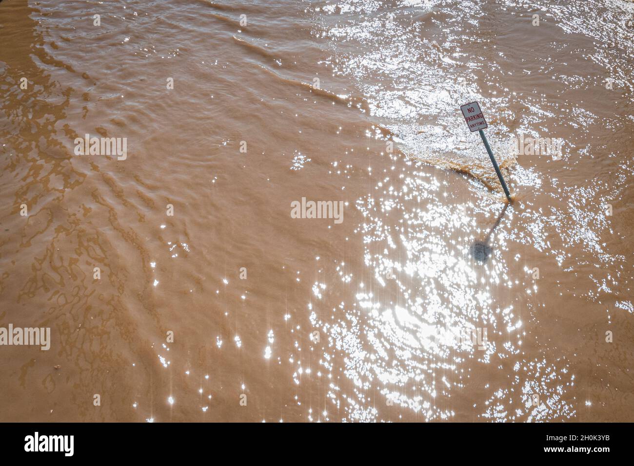 Le acque del fiume alluvione coprono le strade di Conshohocken Pennsylvania USA dopo le piogge uragane Foto Stock