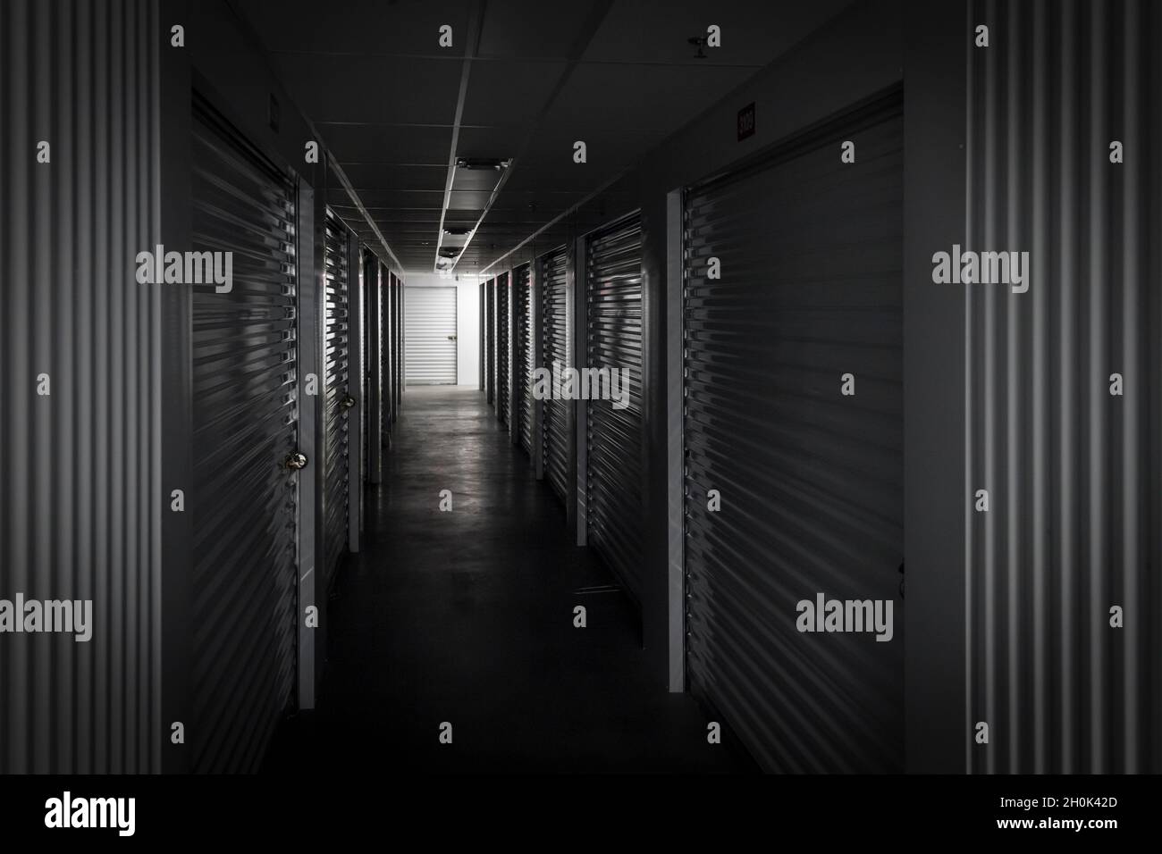 Luce alla fine del corridoio scuro all'interno del centro self-storage, New Jersey USA Foto Stock