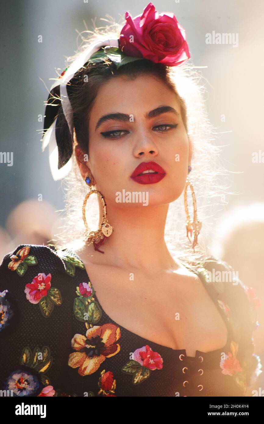 Dolce e Gabbana Collezione Primavera/Estate 2019 Campagna a Milano 2018  Foto stock - Alamy