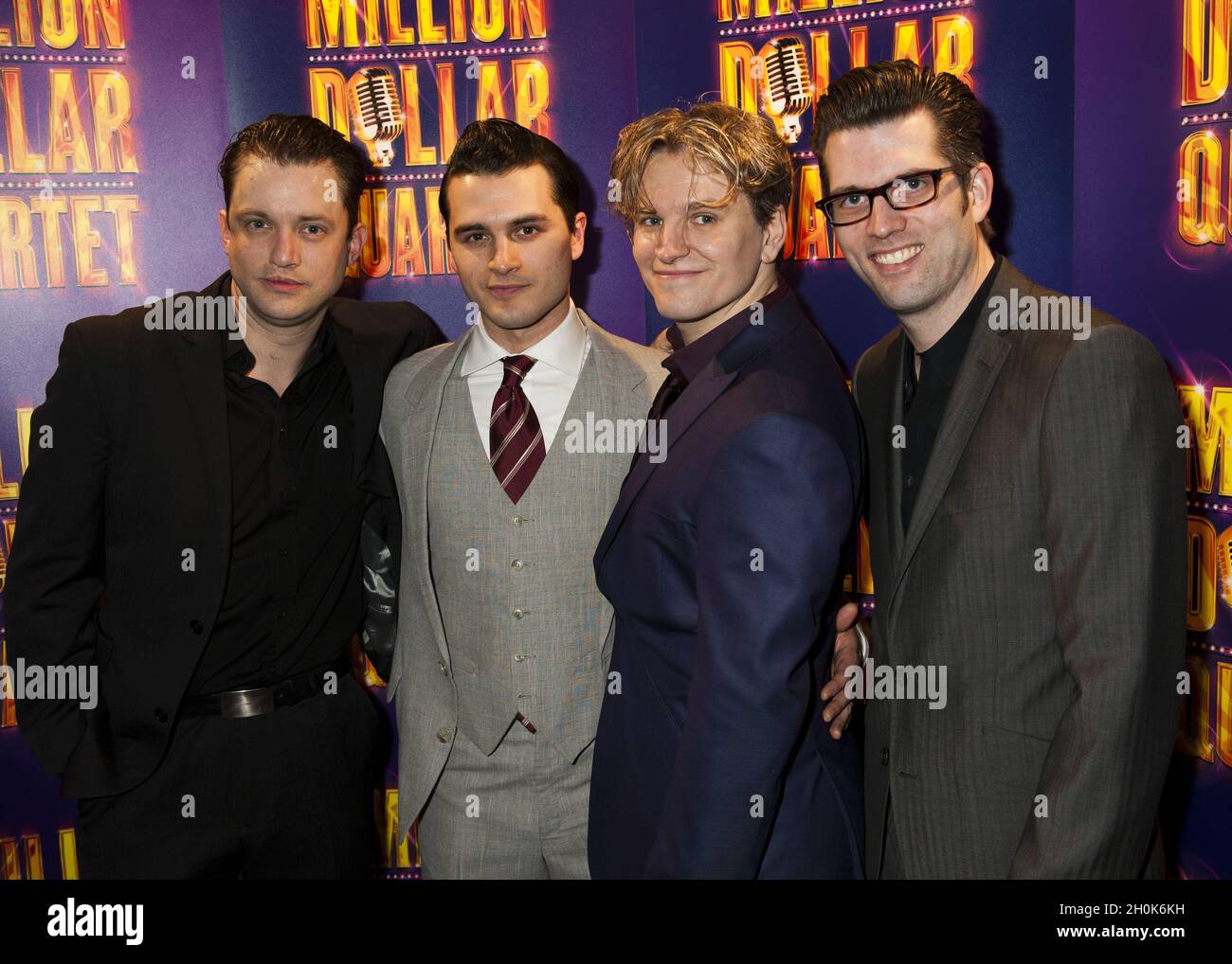 Il cast del 'Million Dollar Quartet' - Derek Hagen (Johnny Cash) Michael Malarkey (Elvis Presley) ben Goddard (Jerry Lee Lewis) Robert Britton Lyons (Carl Perkins) alla festa notturna di apertura a Ruby Blue, Liecester Square, Londra Foto Stock
