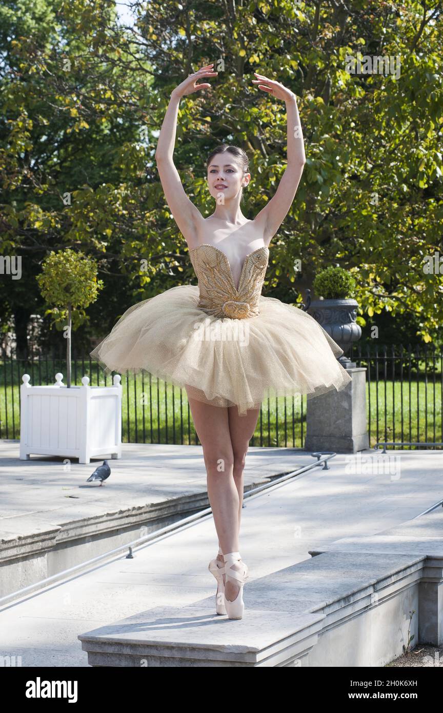 Natalia Kremen, ballerina nazionale inglese, propone in couture da House of  Worth per lanciare la festa estiva di raccolta fondi del balletto inglese a  Kensington Palace (29 giugno), The Orangery, Kensington Palace,