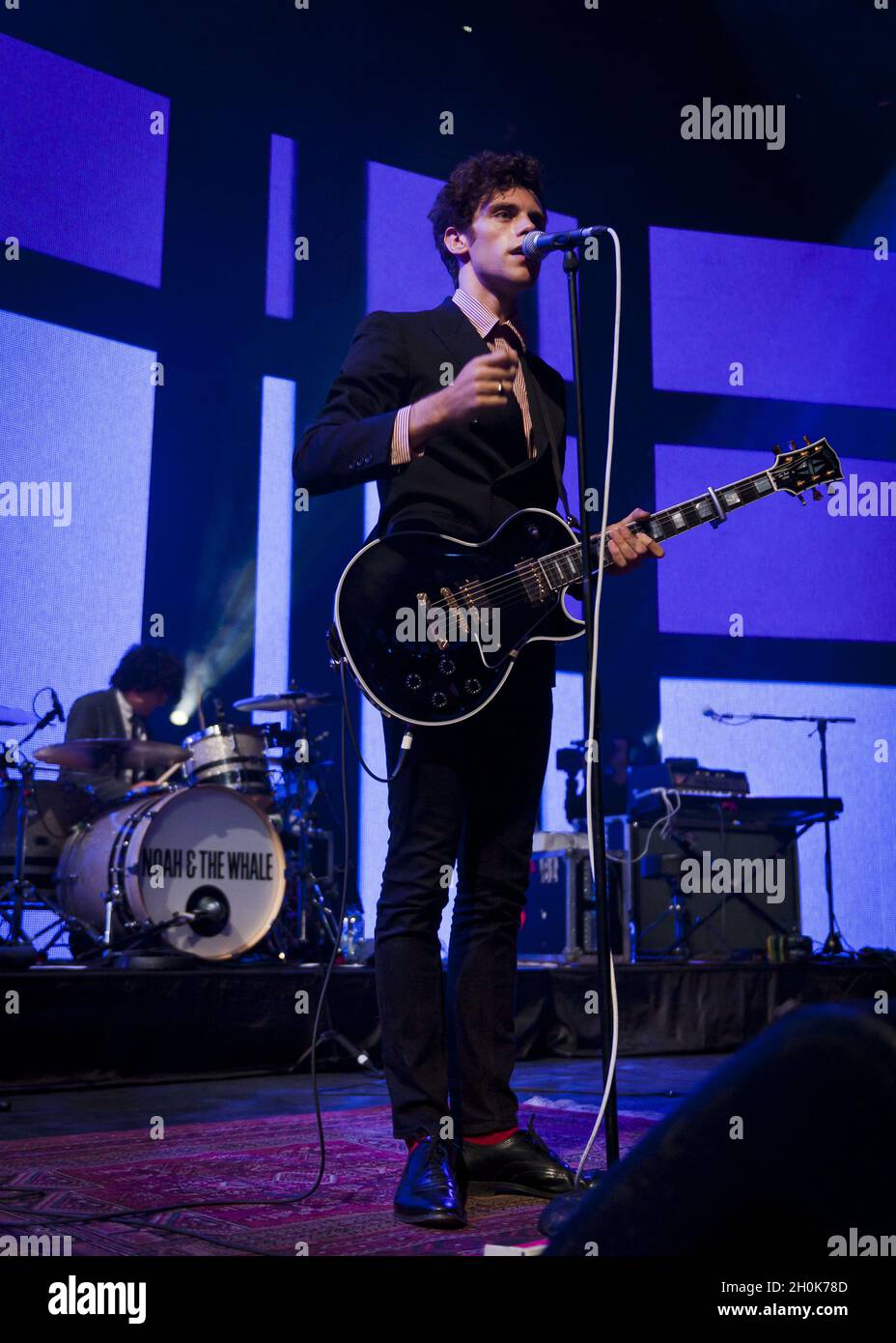 Noah e la balena si esibiscono presso la Roundhouse di Camden, Londra, nell'ambito del festival iTunes 2011, 24 luglio 2011. Foto Stock