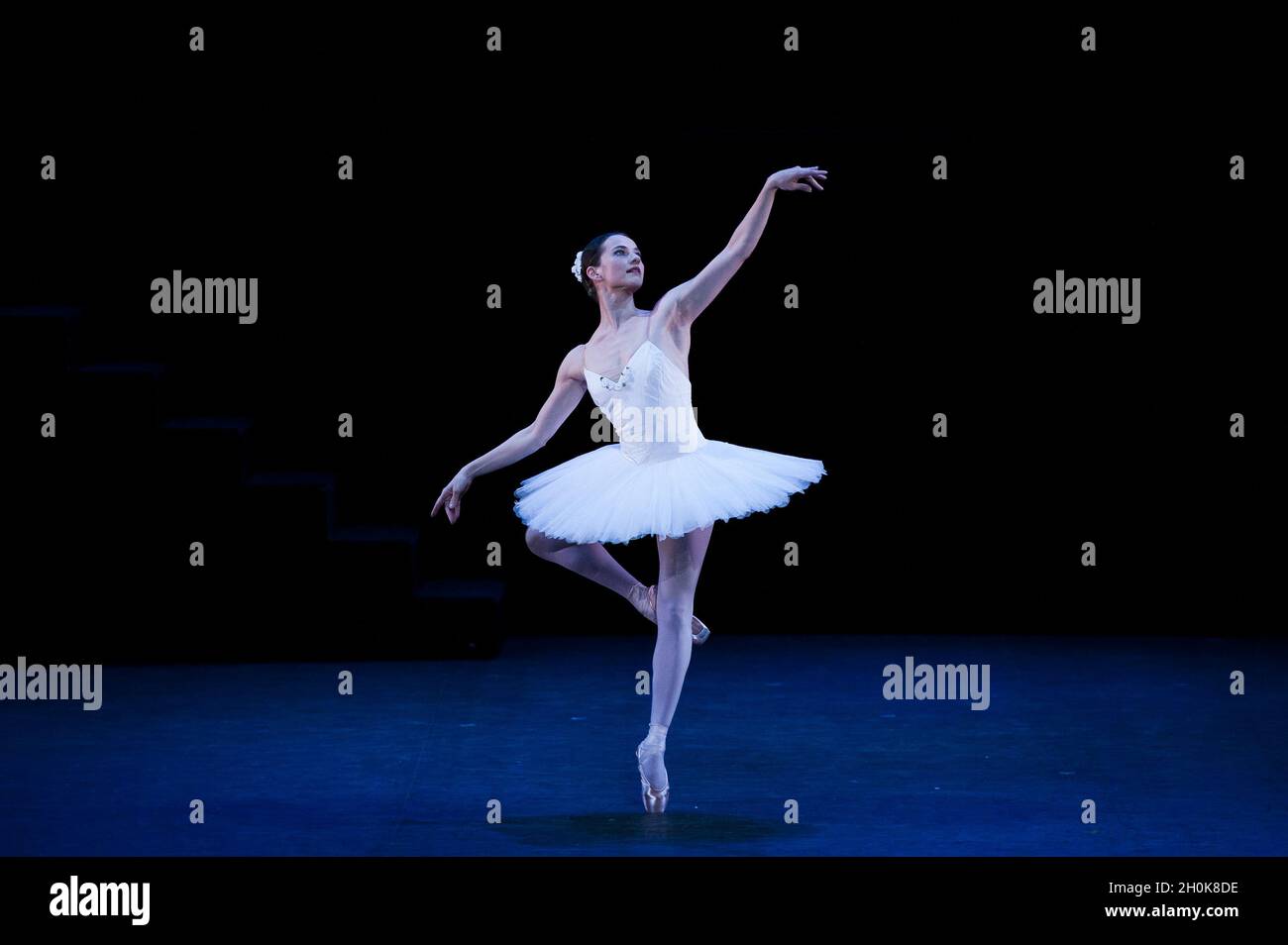 La ballerina inglese Elena Glurdjidze esegue la parte "sigaretta" di  "Beyond Ballet Russes" di Suite en Blanc presso il London Coliseum nel  centro di Londra Foto stock - Alamy