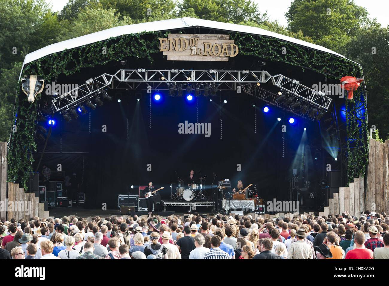 Anna Calvi si esibisce dal vivo sul palco al Festival 'End of the Road' - Larmer Tree Gardens, Dorset Foto Stock