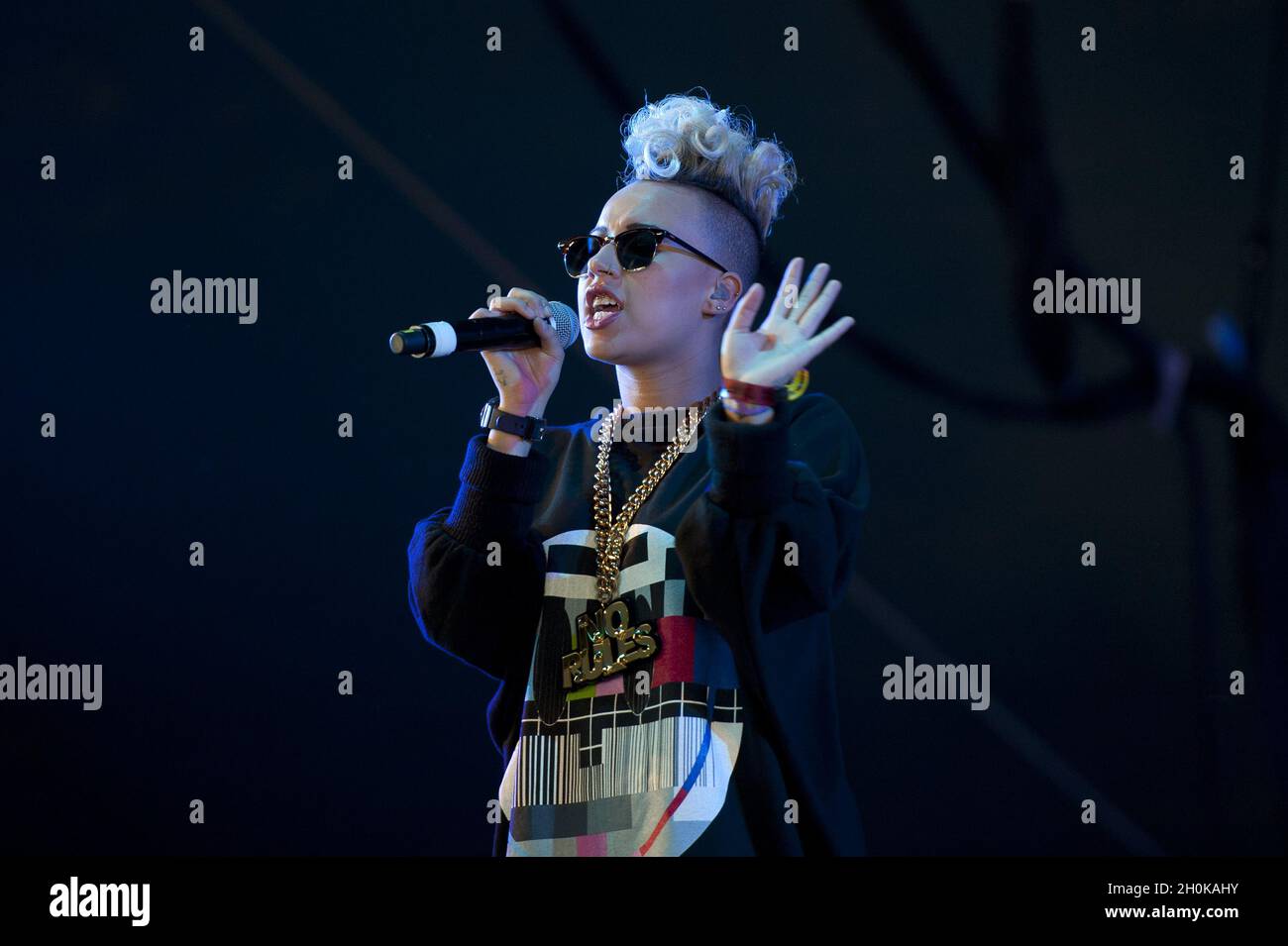 Courtney Rumbold di Stooshe suona dal vivo sul palco al Bestival 2012 Foto Stock