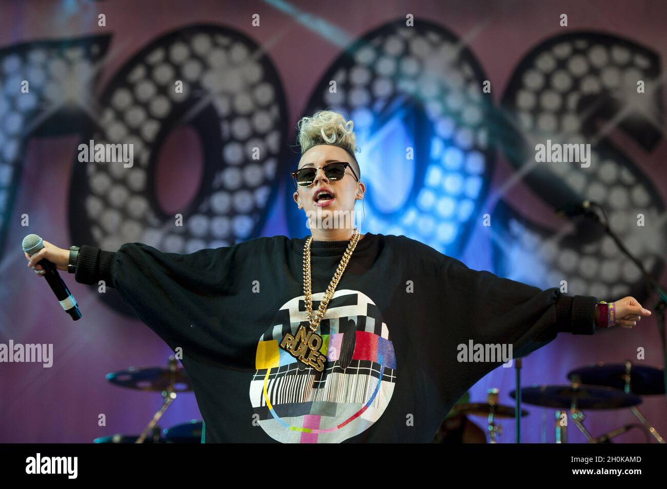 Courtney Rumbold di Stooshe suona dal vivo sul palco al Bestival 2012 Foto Stock