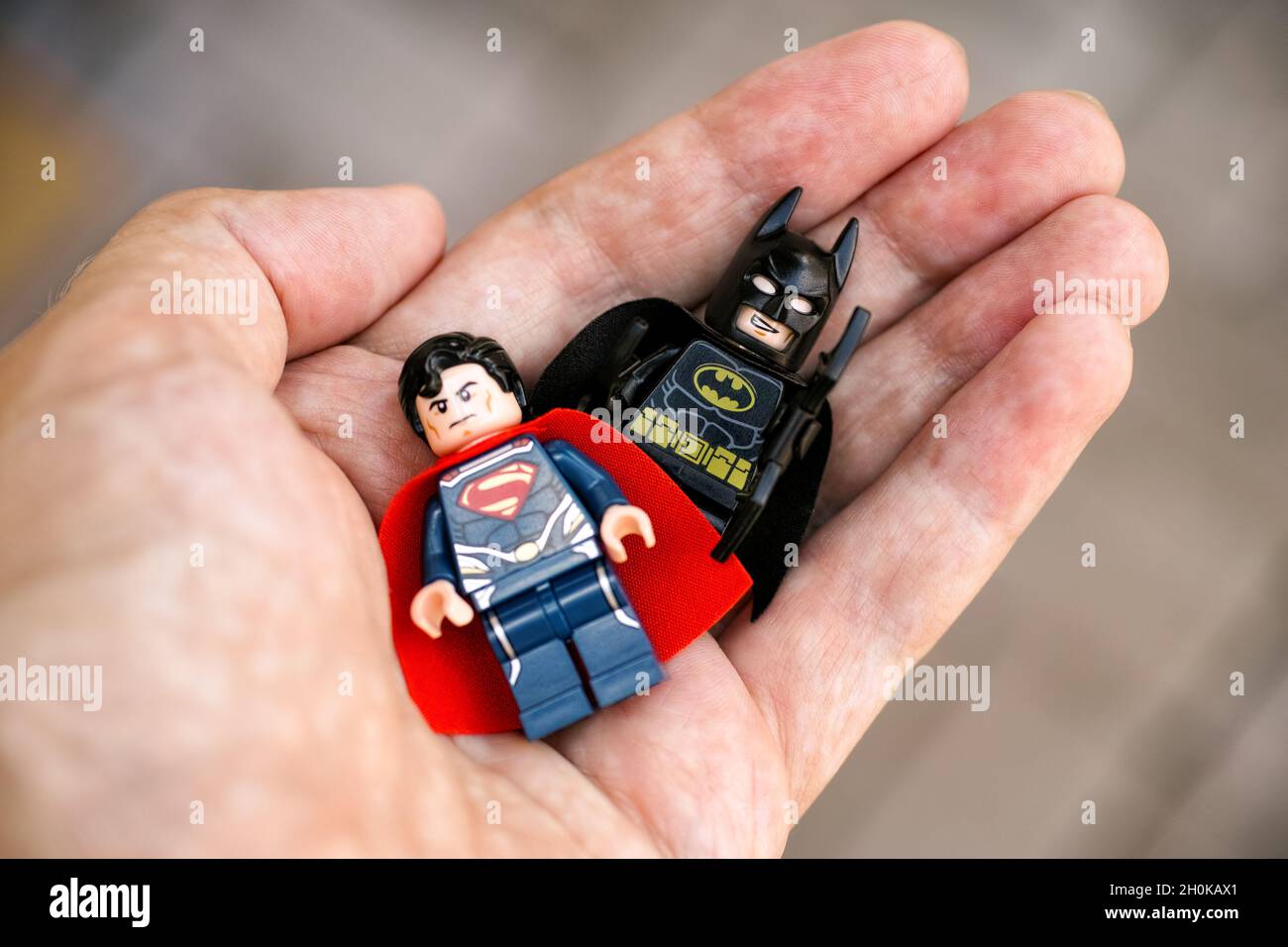Tambov, Federazione russa - 28 maggio 2021 Lego Superman e Batman minifigure in mano. Concentratevi su un Batman. Foto Stock
