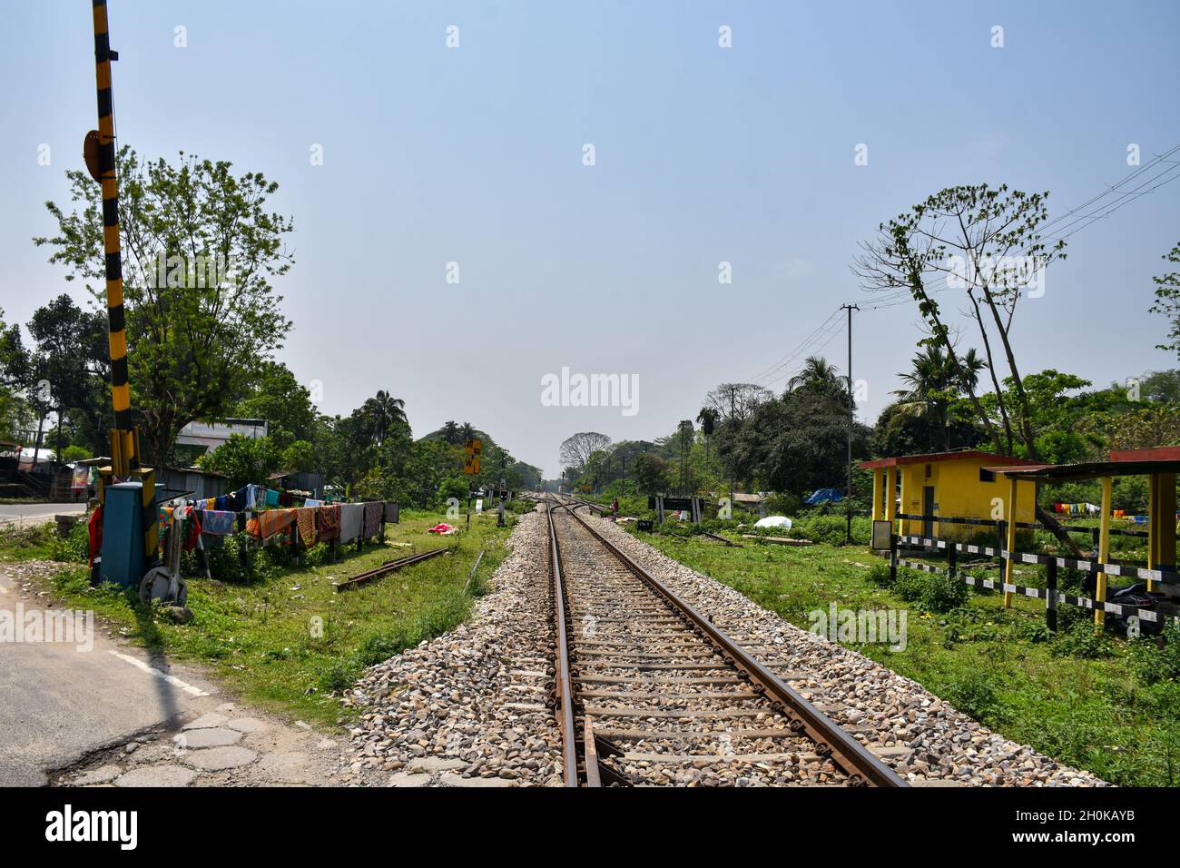 Binario della linea ferroviaria nella collina dei piedi del distretto di Kalimpong. Foto Stock