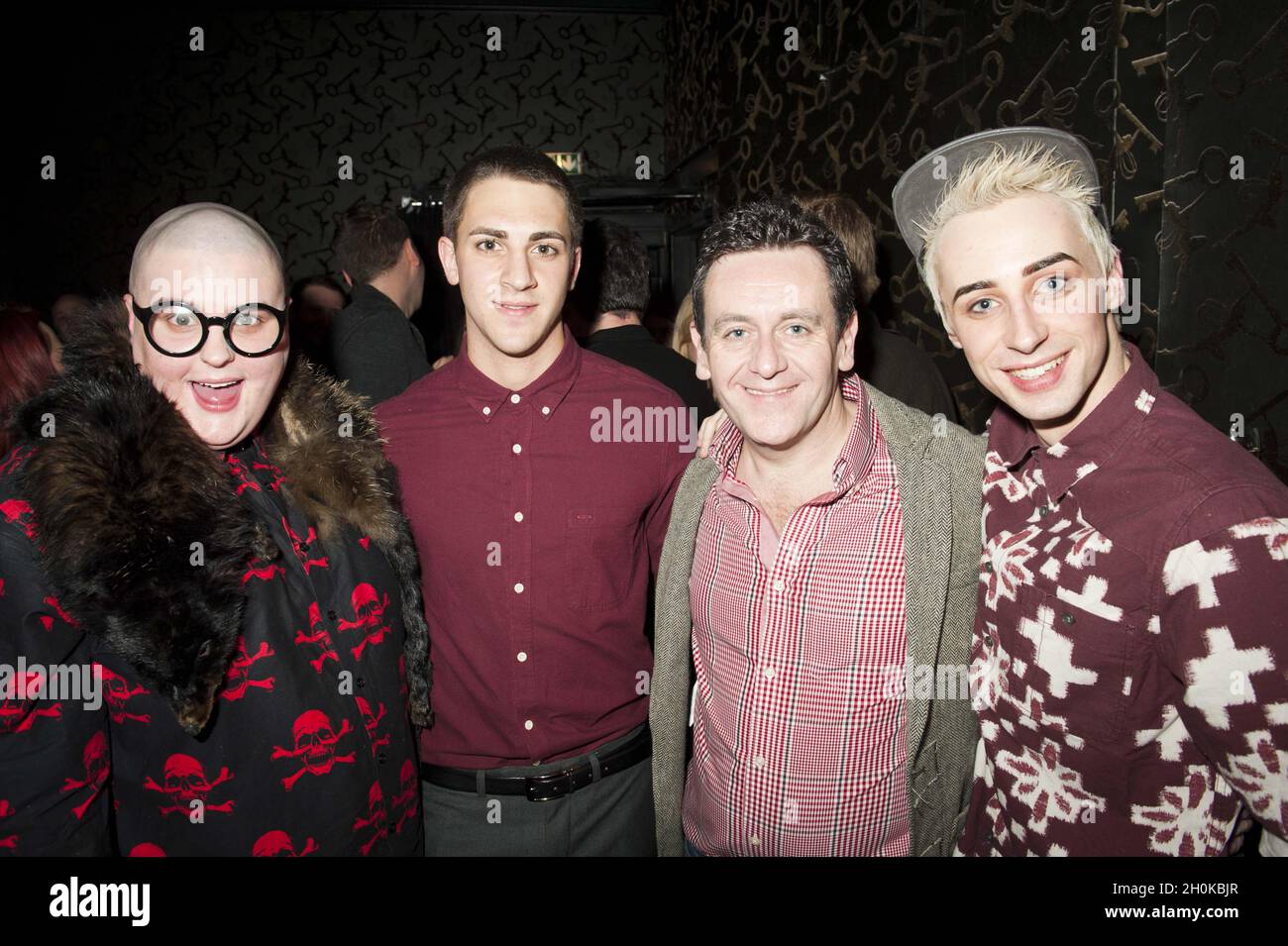 Sam Buttery (Leigh Bowery) , Alex Jordan Mills (Billy) Paul Baker (Philip Salon) e Paul Treacy (Boy George) partecipano al cambio del cast Taboo a Brixton House, Londra Foto Stock