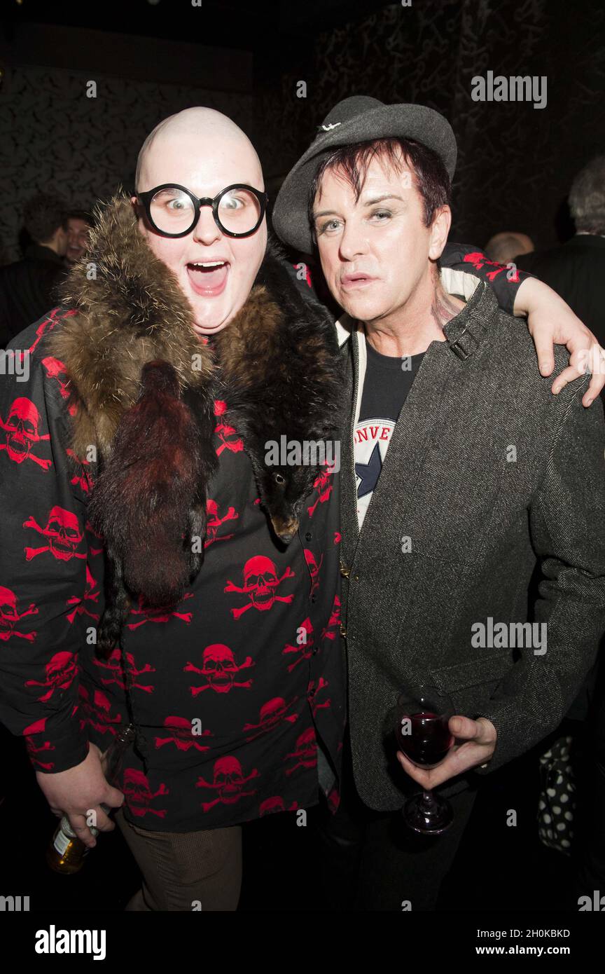 Sam Buttery (Leigh Bowery) e Steve Strange partecipano al cambio del cast Taboo alla Brixton House, Londra Foto Stock