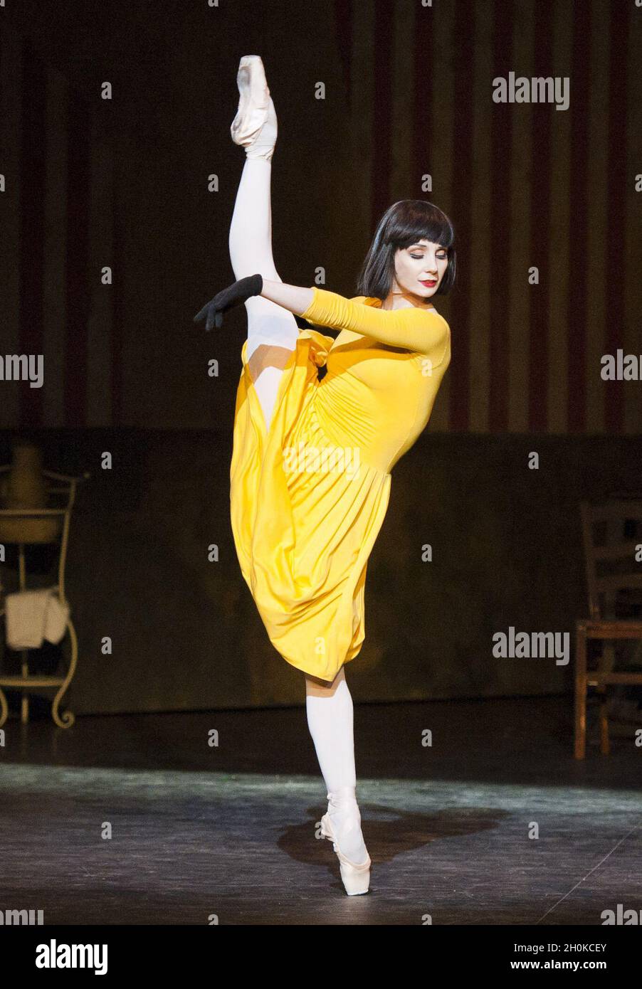 NOTA DEL REDATTORE - ALTERNATIVE CROP - amara Rojo esegue le Jeune Homme et la Mort come parte del "Ecstasy & Death" del Balletto Nazionale Inglese al London Coliseum di Londra. Foto Stock