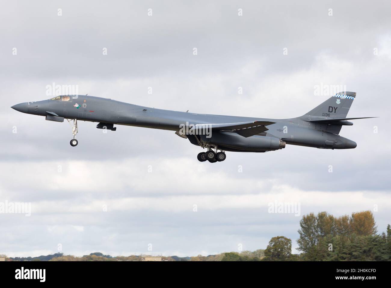 RAF FAIRFORD, KEMPSFORD, GLOUCESTERSHIRE, INGHILTERRA, MERCOLEDÌ 13 OTTOBRE 2021 : Un Bomber dell'aeronautica degli Stati Uniti B1 atterra a RAF Fairford in Gloucestershire, Inghilterra sabato 11 Settembre 2021. (Credit: Robert Smith | MI News ) Credit: MI News & Sport /Alamy Live News Foto Stock