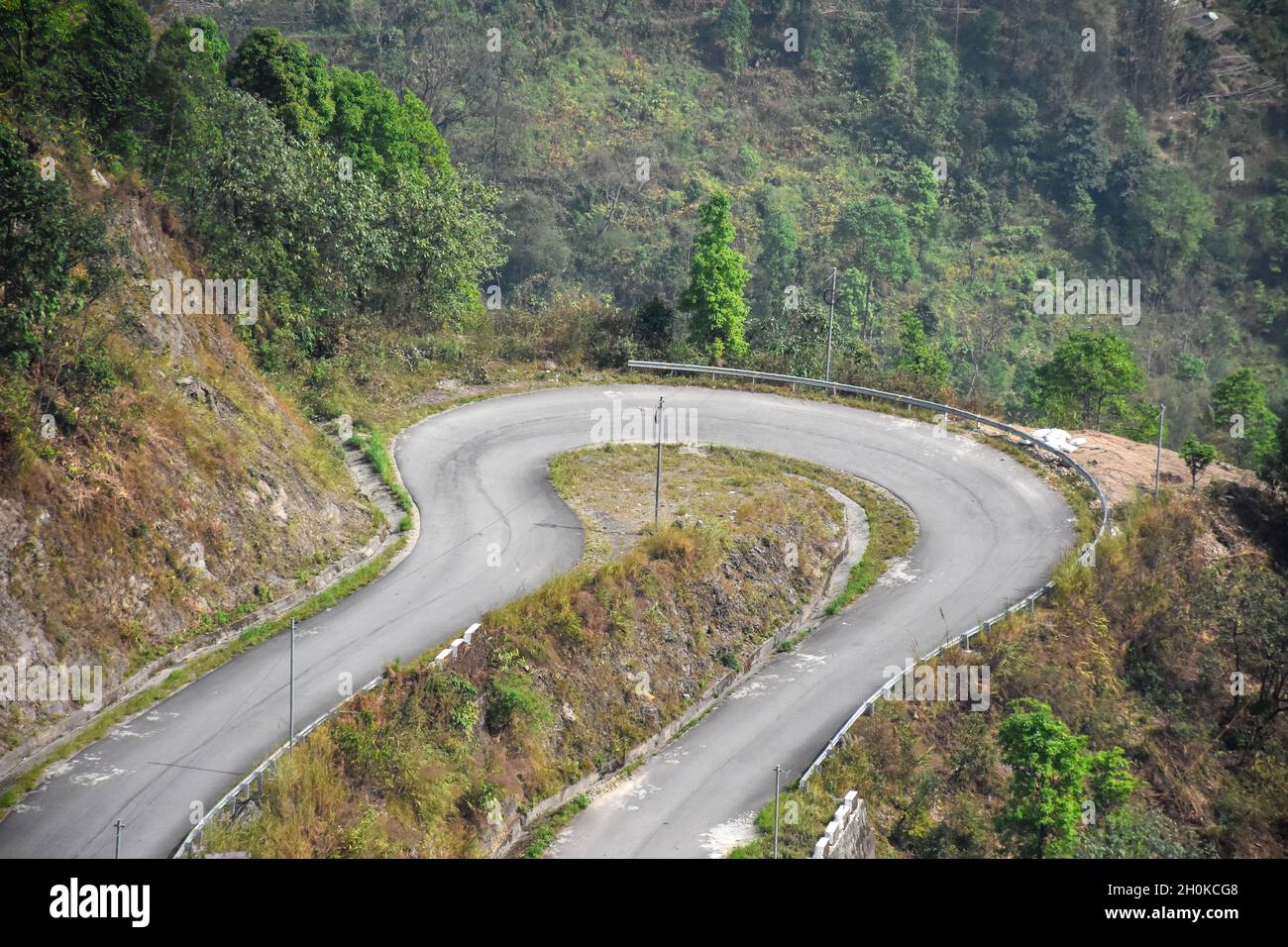 Completa U girare strada della National Highway 717, passando attraverso Lava, Kalimpong, India Foto Stock